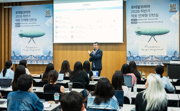 로레알코리아가 지난 4일 연세대학교 백양누리 곽정환 홀에서 대학생 및 취업 준비생들을 대상으로 ‘2026 캠퍼스 리크루팅 & 커리어톡(Career Talk)’을 개최했다. 로레알코리아 로드리고 피자로 대표는 ‘Freedom to go beyond(한계를 뛰어넘는 여정)’을 주제로 강연을 펼쳤다.
