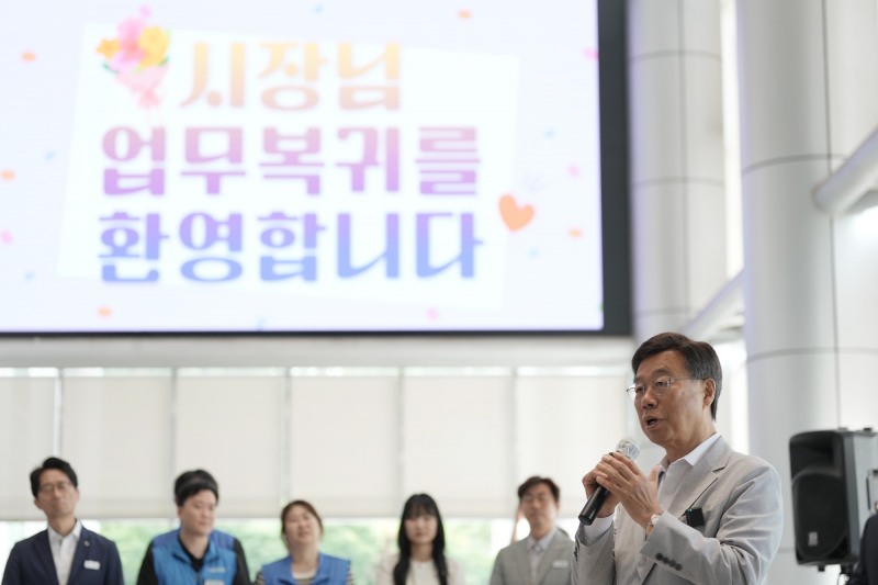 신상진 성남시장이 5일 시청 누리홀에서 본청 간부 공무원과 직원들을 만나 인사말을 하고 있다./성남시