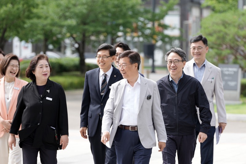신상진 성남시장이 5일 업무 복귀 위해 성남시청으로 걸어오고 있다./성남시