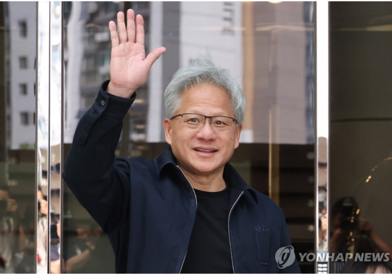 젠슨 황CEO는 5일 김포공항 도착 후 기자회견에서 "로보틱스는 한국의 차기 성장동력"이라고 말했다. 사진=연합뉴스