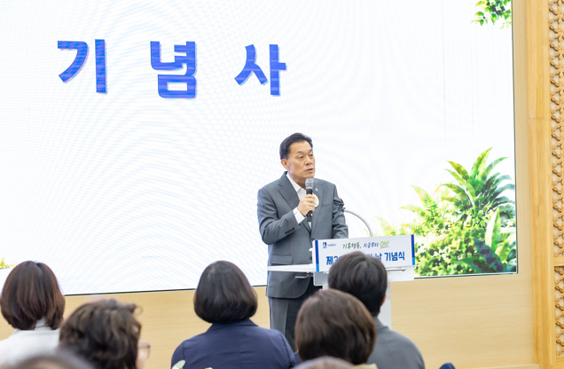 이재준 수원시장(가운데)가 5일 제31회 환경의 날 기념행사에서 기념사를 하고있다. /수원시