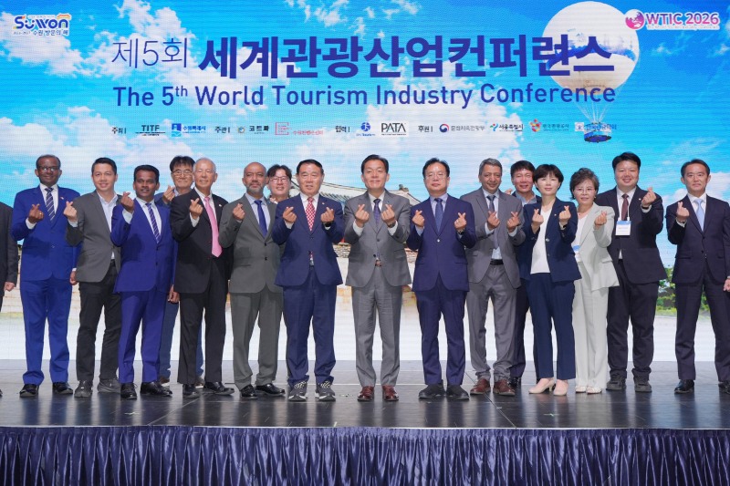 이재준 수원시장(오른쪽 8번째부터), 이재식 시의회 의장 등 제5회 세계관광산업컨퍼런스 개회식 참석자들이 기념촬영을 하고 있다. /수원시