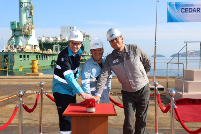 (오른쪽부터)이동현 삼성중공업 해양사업본부장(부사장)과 튜어트 테일러(Stuart Taylor) Pembina Pipeline 수석 상임고문, 브렛 베이커(Brett Baker) 블랙&비치 Project Director가 5일 삼성중공업 거제조선소에서 열린 시더FLNG 진수식에서 진수 시작을 알리는 버튼을 누르고 있다. 사진= 삼성중공업