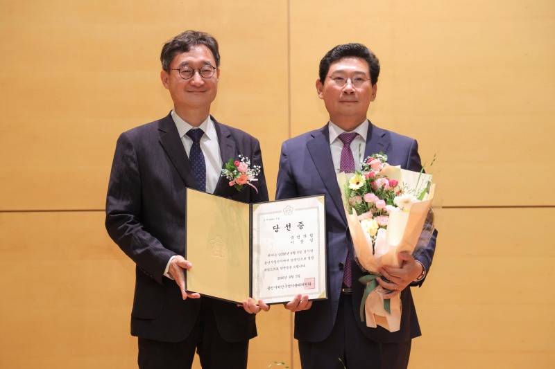 이상일 용인특례시장(오른쪽)이 김국현 처인구선거관리위원회 위원장(왼쪽)에게 당선증을 받았다./용인시