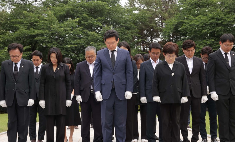 이상일 용인특례시장이 5일 현충탑 참배를 시작으로 시정 운영에 본격적으로 복귀했다./용인시