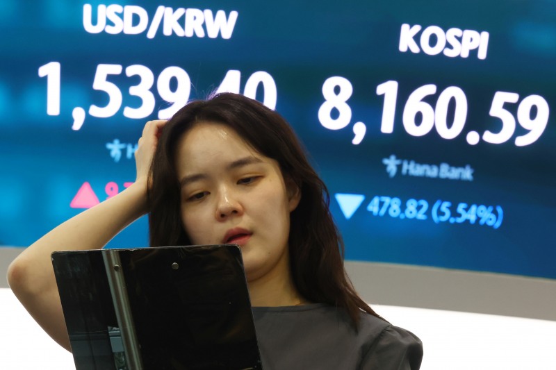 5일 서울 중구 하나은행 딜링룸 현황판에 코스피 등이 표시되고 있다. 이날 코스피는 전 거래일 대비 478.82포인트(5.54%) 내린 8160.59에 장을 마감했다./연합뉴스
