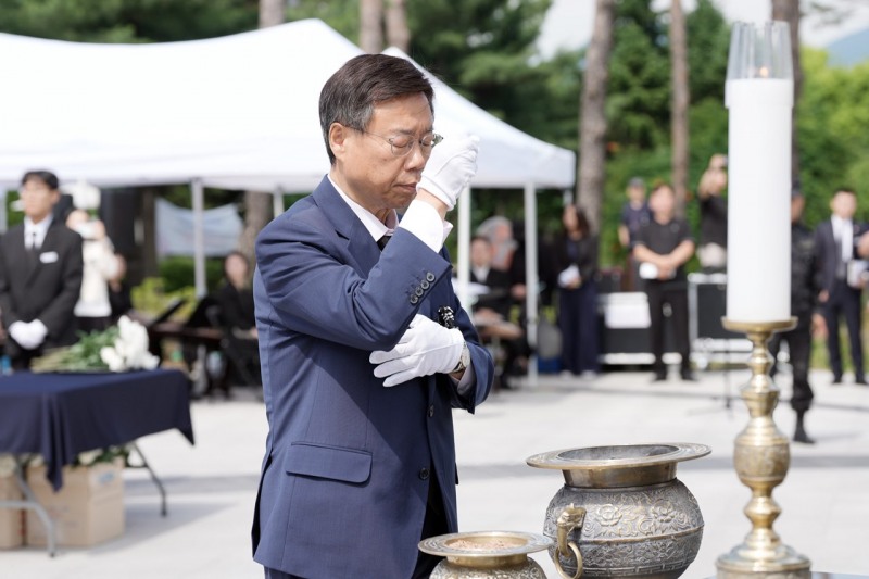 신상진 성남시장이 제71회 현충일 추념행사에 참석해 분향을 하고 있다. /성남시