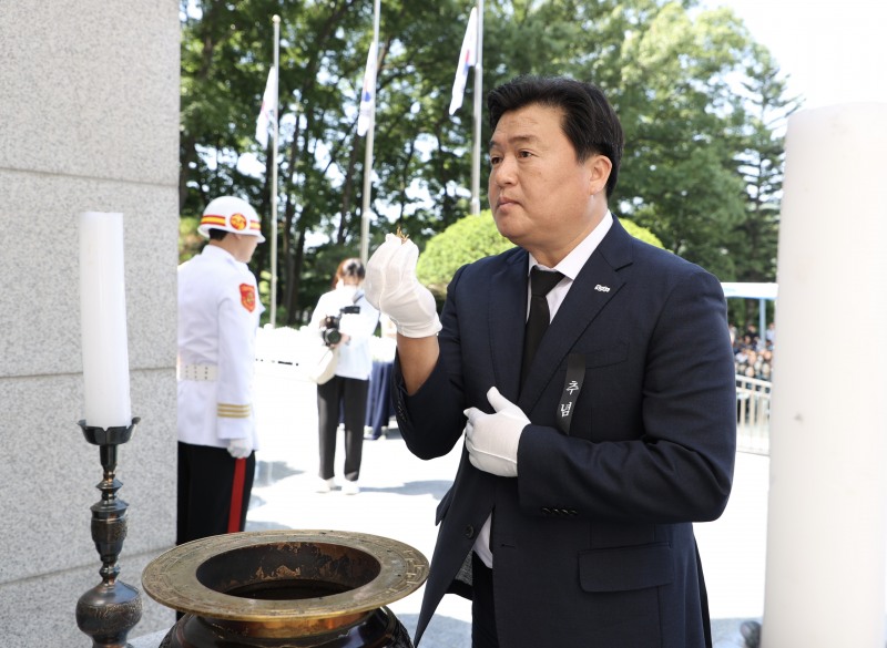 임병택 시흥시장이 분향을 하고있다.