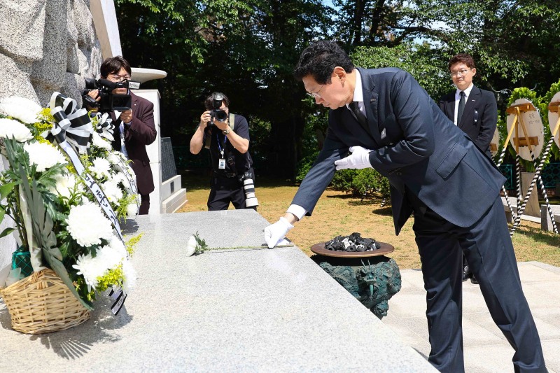 이상일 용인시장이 제71회 현충일 추념식에서 헌화를 하고 있다. /용인시