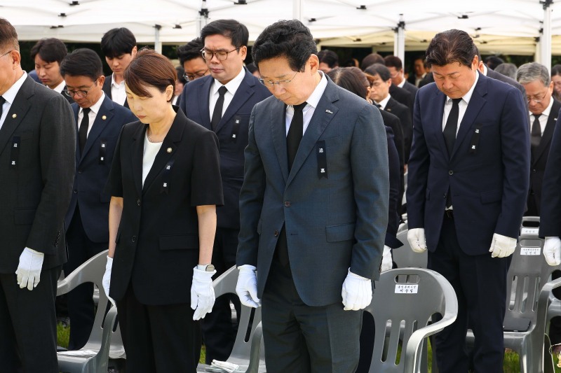 이상일 용인시장(가운데)이 제71회 현충일 추념식에서 묵념을 하고 있다./용인시