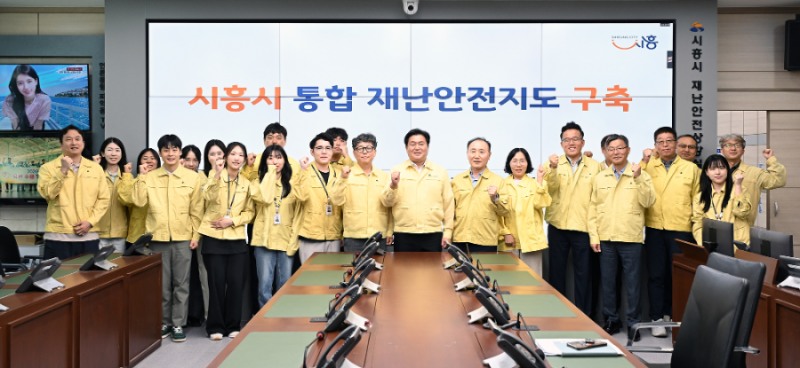 통합 재난안전지도 구축 기념촬영 모습. /시흥시