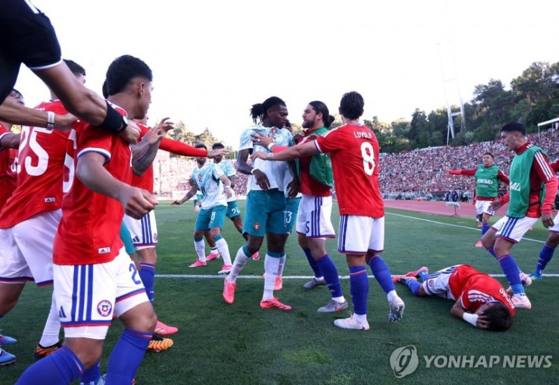몸싸움하는 포르투갈과 칠레 선수들 / 사진=연합뉴스