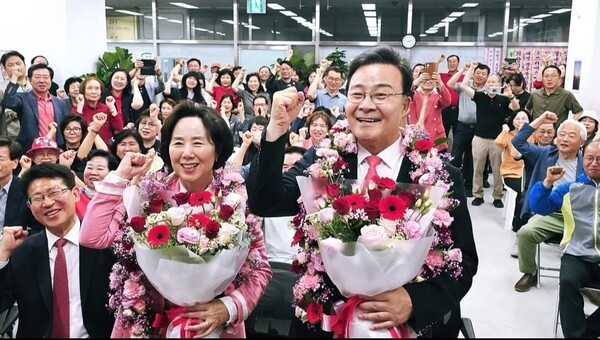 김성제 의왕시장이 지지자들과 함께 당선을 자축하고 있다. 페북 캡처