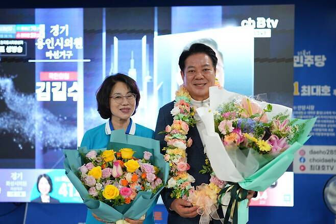최대호 안양시장이 배우자와 함께 당선 인사를 하고있다. /선거캠프
