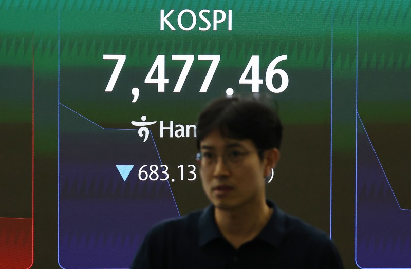 급락장에 코스피 서킷브레이커가 발동된 8일 서울 하나은행 본점 딜링룸에서 딜러들이 업무를 보고 있다./연합뉴스