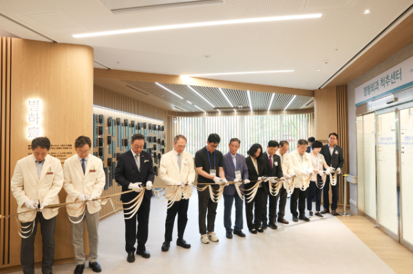 별하재 개관을 축하하는 박승우 삼성서울병원 원장(왼쪽 4번째), 박재범 삼성서울병원 장기이식센터장(오른쪽 3번째), 이형훈 보건복지부 제2차관(오른쪽 5번째), 이삼열 한국장기조직기증원 원장(왼쪽 3번째). 출처: 삼성서울병원