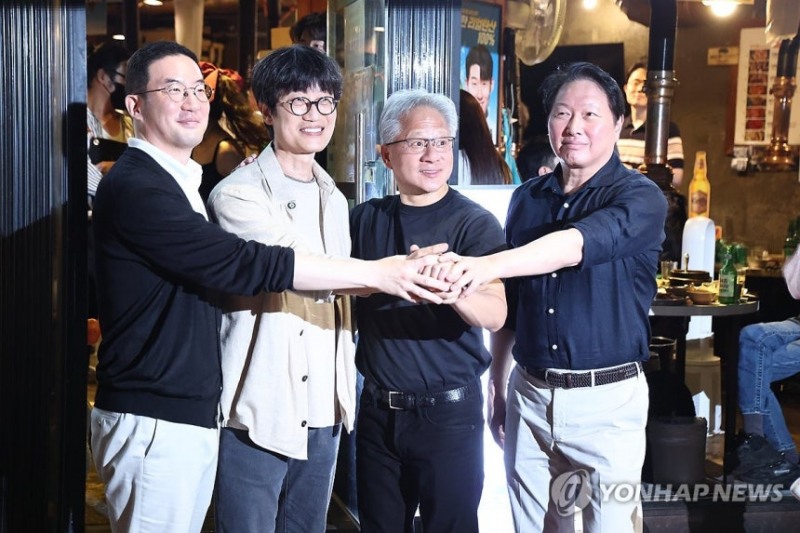 젠슨 황 엔비디아 최고경영자(CEO)가 5일 서울 마포구 홍대 인근 삼겹살 음식점 '형님 저요'에서 최태원 SK그룹 회장, 구광모 LG그룹 회장, 이해진 네이버 의장과 이른바 '삼소(삼겹살·소주) 회동’을 하며 포즈를 취하고 있다.