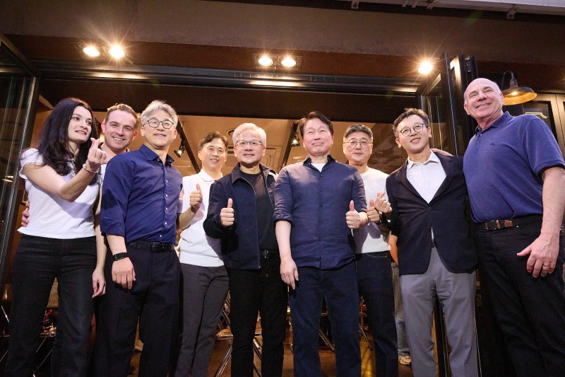 지난 7일 서울 삼성동에 위치한 치킨집에서 SK그룹 최태원 회장, 엔비디아 젠슨황 CEO 및 양사 경영진이 저녁식사를 하며 환담을 나눴다. 사진 왼쪽부터 엔비디아 매디슨 황 수석 이사, 니코 카프레즈 부사장, SKT 정석근 AI CIC장, SK하이닉스 곽노정 CEO, 엔비디아 젠슨 황 CEO, SK그룹 최태원 회장, SKT 정재헌 CEO, SK하이닉스 김주선 AI Infra 사장, 엔비디아 제프 피셔 수석 부사장./SKT