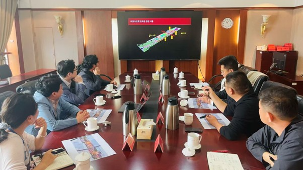 지난 5월 한국 공동 주관단이 칭다오 라오산관광그룹 회의실에서 ‘한국 상품 중국 상륙 프로젝트’ 업무협약을 체결하고 있는 모습.