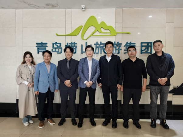 업무협약식에 참석한 한중 양측 관계자들이 기념촬영을 하고 있다. 좌측 세번째 메이드인포커스 최성진 대표, 우측 세번째 칭다오라오산관광그룹 류칭회장