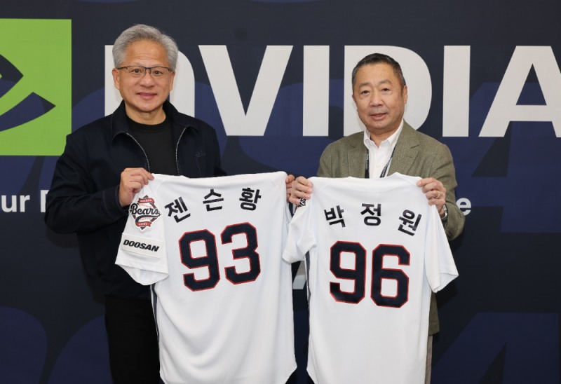 7일 잠실야구장을 방문한 박정원 두산그룹 회장(오른쪽)과 젠슨 황 엔비디아 CEO가 등번호 96번과 93번이 적힌 두산 베어스 유니폼을 들고 기념사진을 촬영하고 있다. 96번은 두산그룹 창립연도인 1896년을, 93번은 엔비디아 창립연도인 1993년을 의미한다.