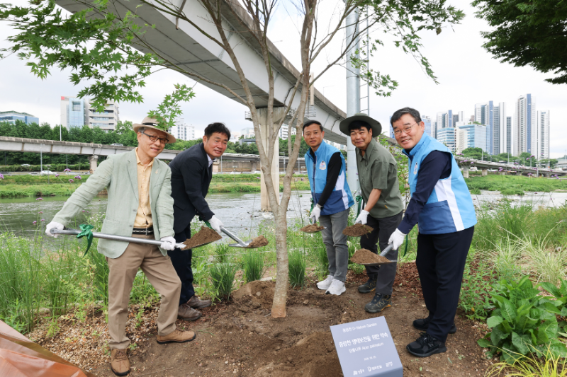 (오른쪽 첫번째)대우건설 김보현 대표와 (왼쪽 두번째)성동구 고광현 부구청장를 포함한 참석자들이 단풍나무 식수 활동을 진행하고 있다./대우건설