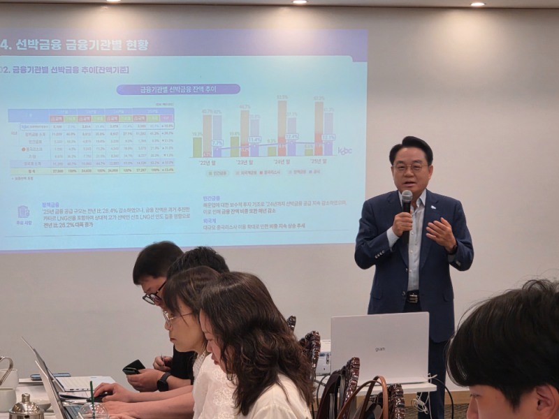 안병길 한국해양진흥공사 사장이 8일 서울 영등포구 여의도동에서 가진 기자간담회에서 기자들의 질의에 답변하고 있다./한국해양진행공사 제공