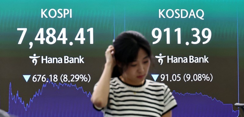 8일 서울 중구 하나은행 딜링룸 현황판에 코스피 등이 표시되고 있다. 이날 코스피는 676.18포인트(8.29%) 내린 7484.41에, 코스닥은 91.05포인트(9.08%) 내린 911.39에 장을 마감했다./연합뉴스