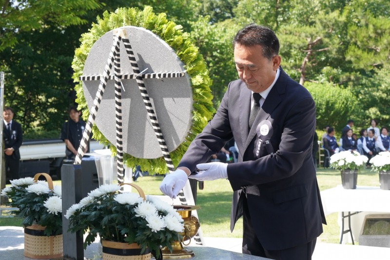 이충우 여주시장이 지난 6일 현충탑에 분향을 하고있다. 여주시