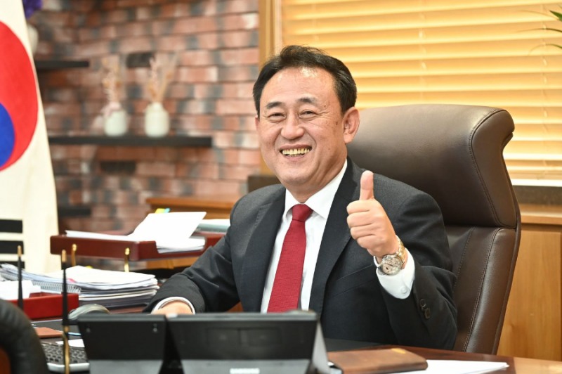 이충우 여주시장이 10일 재선 당선 소감으로 협치와 소통을 화두로 제시하면서 여주를 수도권 동남부 지역 핵심 도시로 우뚝 세우겠다는 의지를 강하게 밝혔다. /여주시