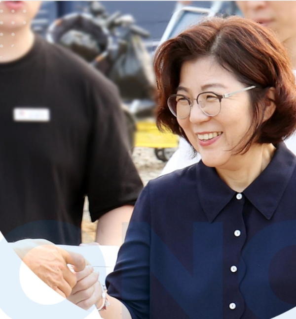김보라 안성시장이 시민들과 소통하면서 손을 잡고있다. /안성시