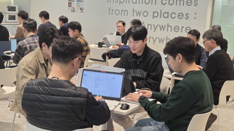 자이C&A 임직원들이 사내 지식공유 프로그램 나누쌤에 참여해 서로의 경험과 전문성을 나누며 학습하고 있다./자이C&A