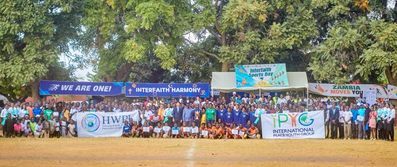 잠비아에서 진행된 '인터페이스 스포츠데이(Interfaith Sports Day)'에서 참석자들이 단체 사진을 촬영하고 있다. / 사진제공: HWPL