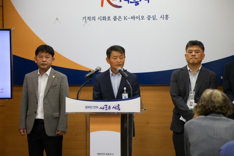 9일 시청 브리핑룸에서 김태우 문화체육관광국장이 국제서핑대회 개최 관련 브리핑을 하고 있다. /시흥시