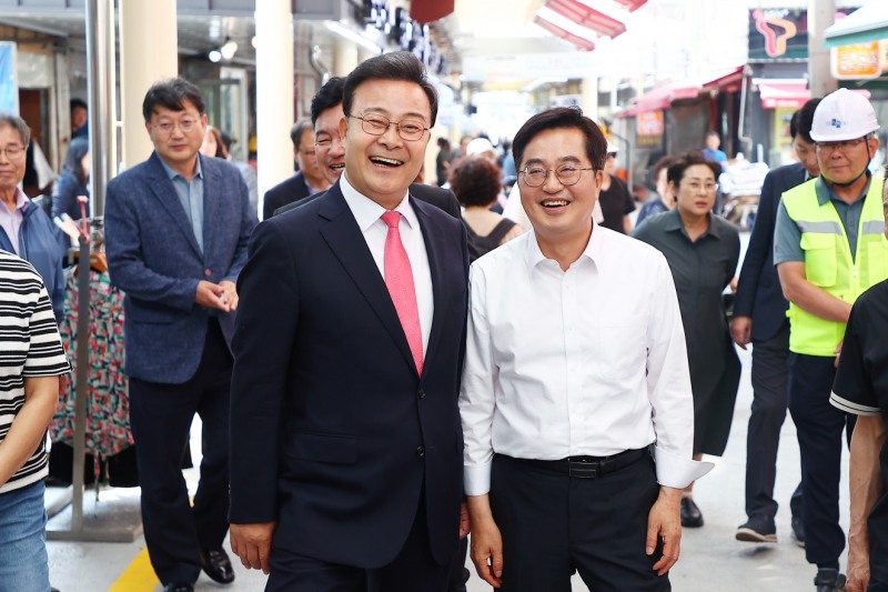 김성제 의왕시장(좌)과 김동연 경기도지사(우)가 함께 하고있다. /의왕시