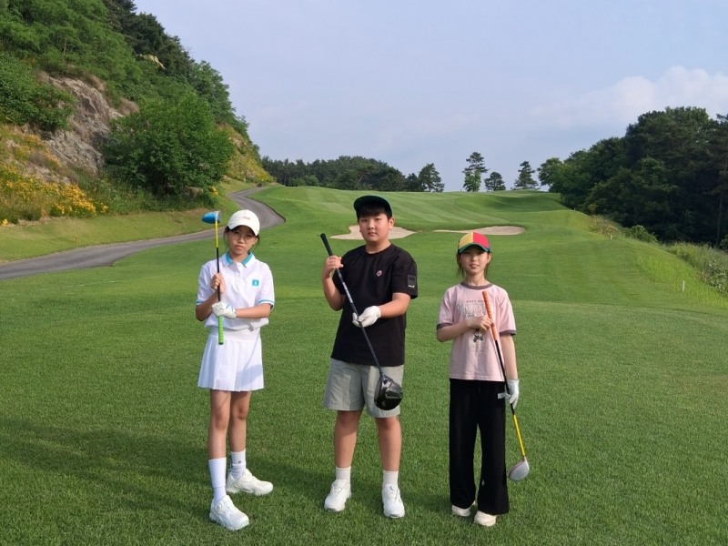 롯데스카이힐CC부여, 백강초등학교와 교육 기부 협약 체결…골프 꿈나무에게 실습 중심 라운드 체험 제공