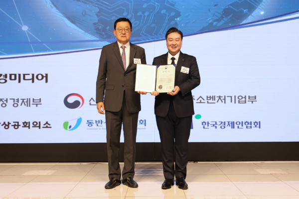9일 열린 시상식에서 최준호 대표이사(오른쪽)와 시상자인 홍석우 전 지식경제부 장관(왼쪽)의 모습