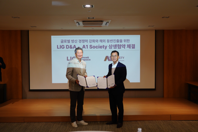 신익현 LIG D&A 대표이사(오른쪽)와 A1 Society 회장사인 채재호 탈로스 대표이사가 9일 제주에서 ‘제1회 상생협력의 날’ 행사에서 상생협역을 체결한 뒤 기념촬영을 하고 있다. 사진= LIG D&A