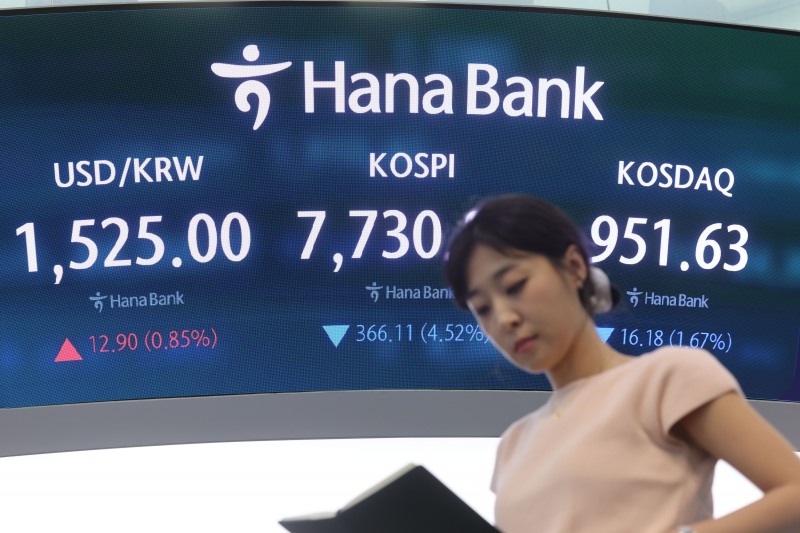 코스피가 하락 마감한 10일 서울 중구 하나은행 딜링룸 현황판에 코스피 등이 표시되고 있다./연합뉴스