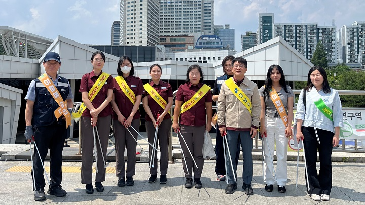 에스알은 10일 수서역에서 강남구보건소와 함께 철도 이용객 건강 보호와 쾌적한 역사 환경 조성을 위한 금연 캠페인에 나섰다.(사진 오른쪽 3번째 박성환 수서관리역장)/에스알