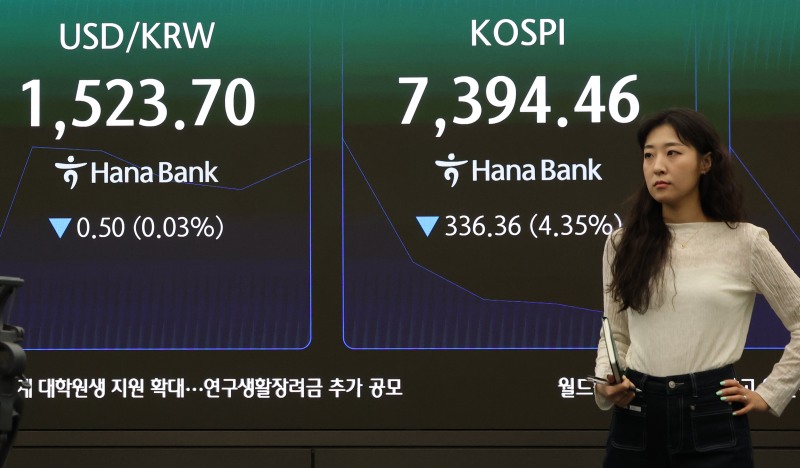 11일 오전 서울 중구 하나은행 본점 딜링룸에서 직원들이 업무를 보고 있다./연합뉴스