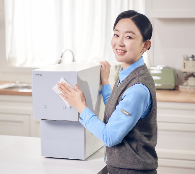코웨이 코디가 고객의 정수기를 점검하고 있다. 사진= 코웨이