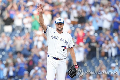 3천500탈삼진을 뽑은 뒤 팬들의 박수에 화답하는 셔저. / 사진=연합뉴스