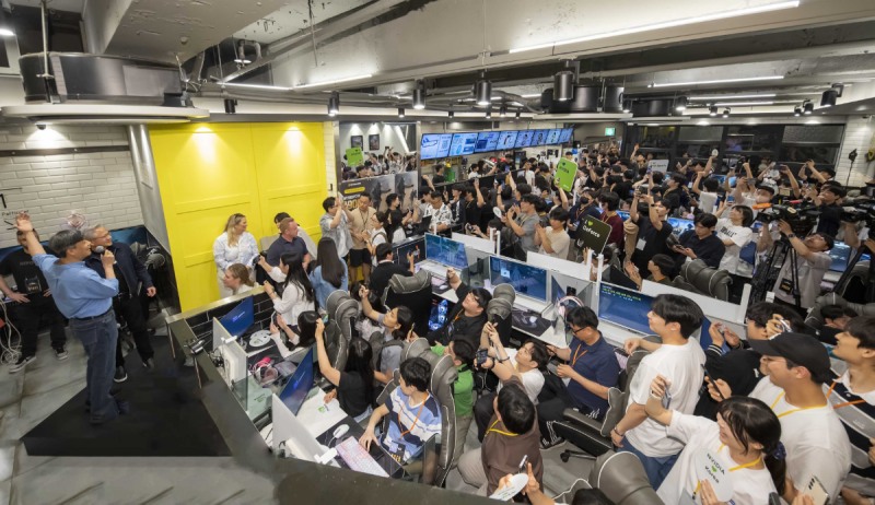서울 강남구에 위치한 PC방에서 크래프톤 장병규 의장과 엔비디아 젠슨 황 CEO가 '배틀그라운드' 이용자와 소통했다(제공=크래프톤).