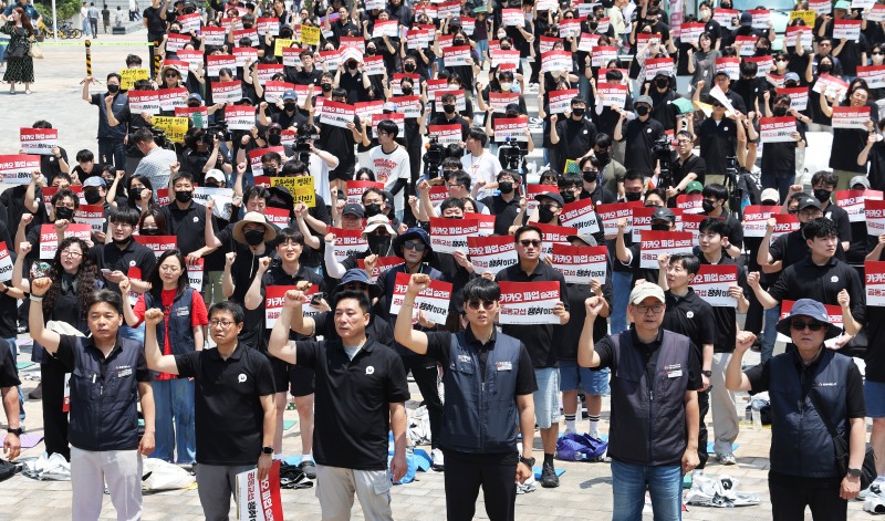 카카오 노조원들이 지난 10일 경기도 성남시 유스페이스 광장에서 열린 파업 승리 결의대회에서 임을 위한 행진곡을 제창하고 있다. /이미지=연합뉴스