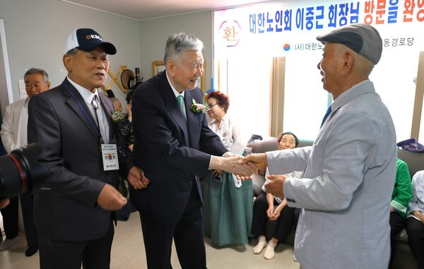 이중근 대한노인회장이 대동경로당을 방문해 어르신들과 인사를 나누고 있다. (사진=부영그룹)