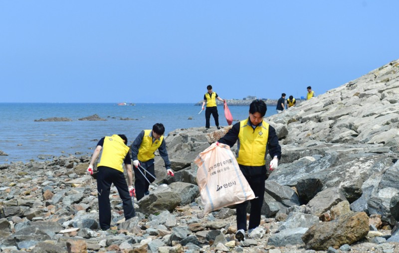 ‘경기바다 함께海’ 해양정화활동 모습. /경기신보