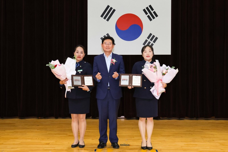 이상일 용인특례시장이 11일 용인동부경찰서에서 열린 녹색어머니회 발대식에서 최영미 수석부회장, 김상미 총무와 기념사진 촬영을 하고 있다./용인시