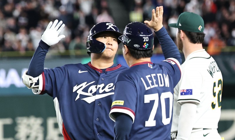 적시타 추가하는 한국 문보경. / 사진=연합뉴스