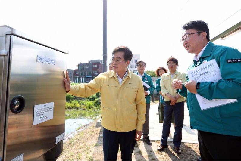 11일 오후 김동연 경기도지사가 이천 사음저수지를 방문해 자동수위계측기 설치 현장을 점검하고 있다. /경기도